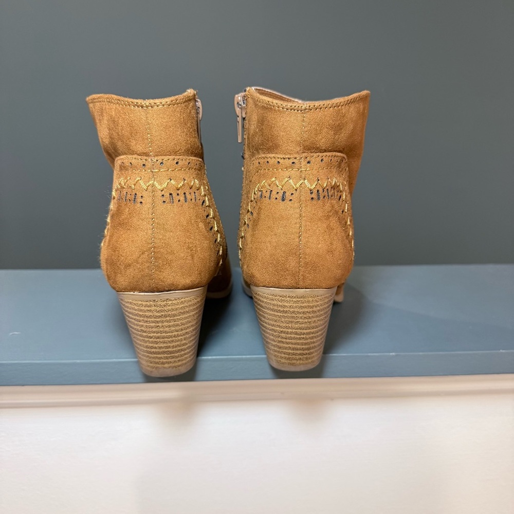 Qupid Brown Embroidered Faux Suede Boho Block Heel Ankle Boots Size 7 - Picture 6 of 13
